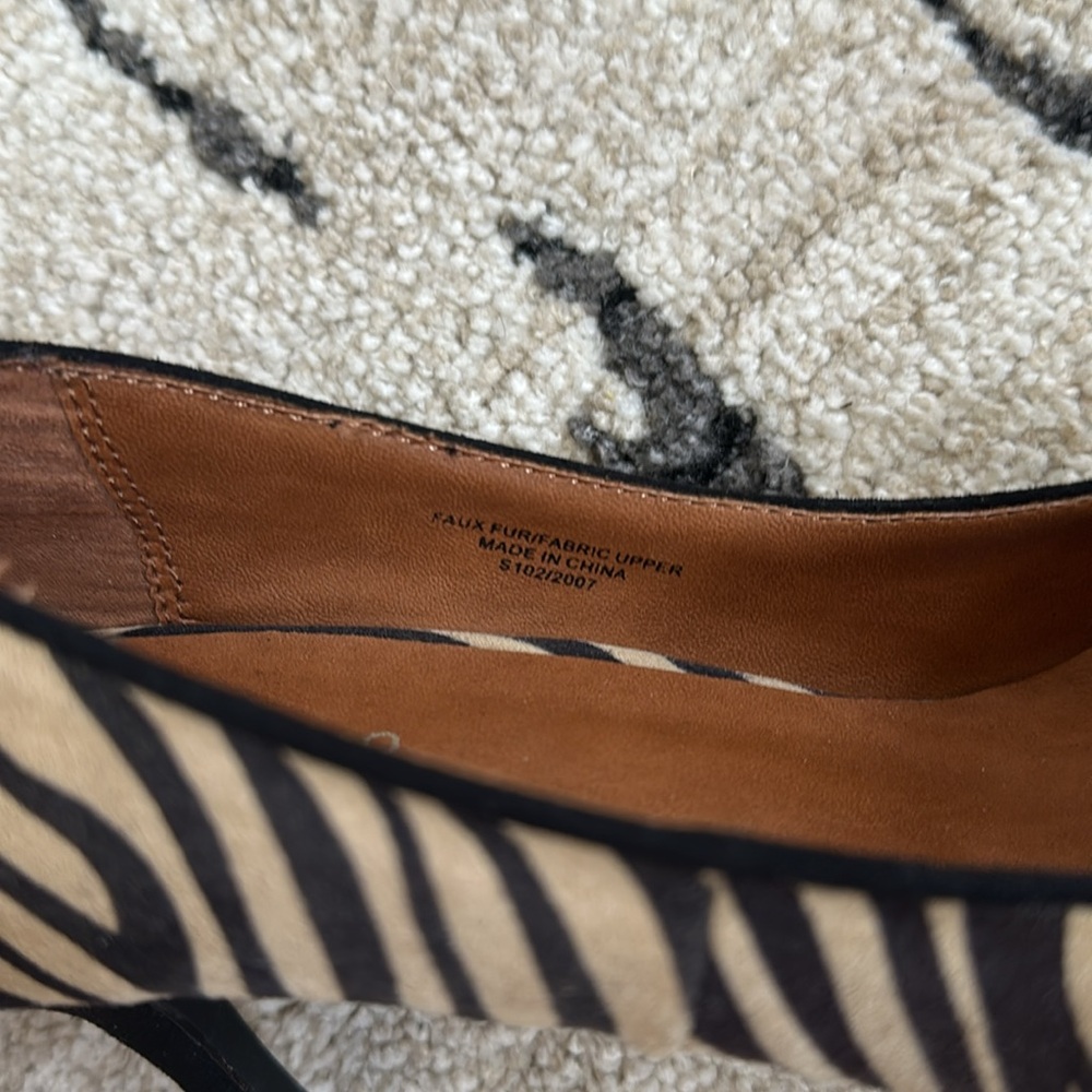 Ann Marino Zebra-Print Cap-Toe Pumps, Size 8.5 - Picture 5 of 6